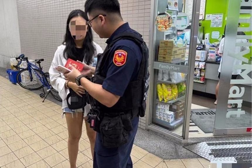 Tainan police officer assists Singaporean woman outside FamilyMart convenience store. (Tainan City Police Department photo)
