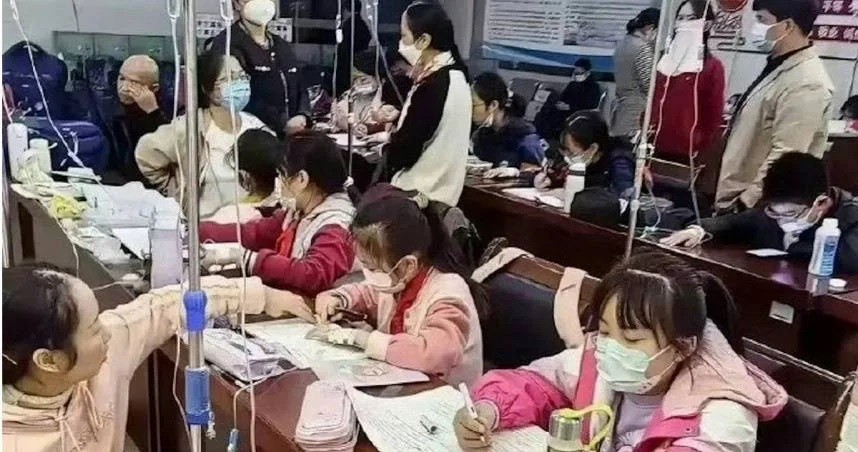 Hospitalized children in China reportedly forced to do homework while being hooked up to IV drips. (Weibo image)
