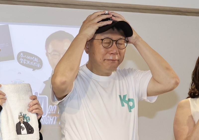 Ko Wen-je tries on campaign merchandise in Sept. (CNA photo)
