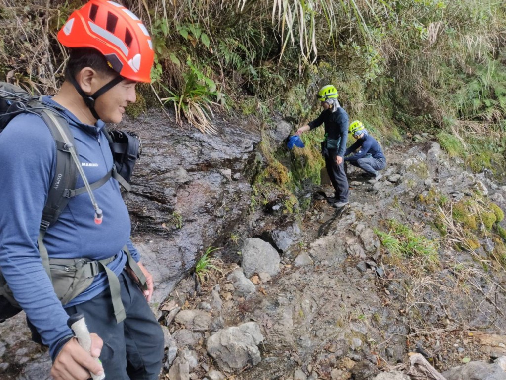 A search team looking for two French hikers missing in the Pingtung mountains. (CNA, Pingtung Fire Department photo)
