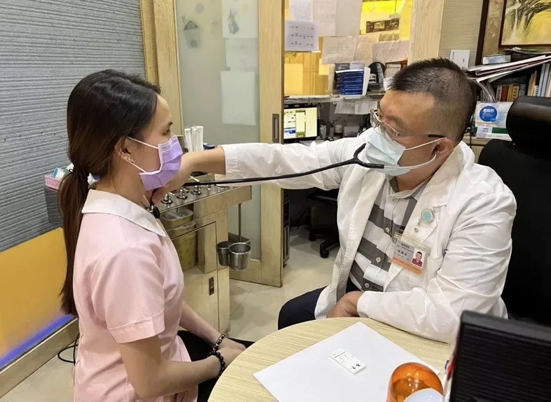 Shih Sheng-huan (right) examines nurse who contracted mycoplasma pneumonia. (Shih Sheng-huan photo)

