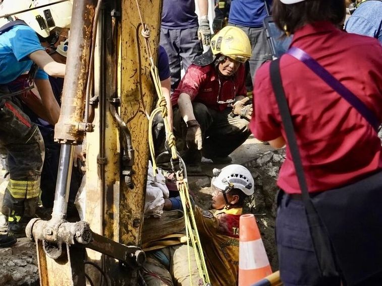Rescuers unable to get to trapped sewer pipe worker in time. (CNA photo)
