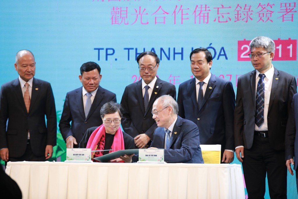 Tourism officials from Taiwan and Vietnam sign agreements during a forum in Thanh Hoa Province. (CNA, Tourism Administration photo)
