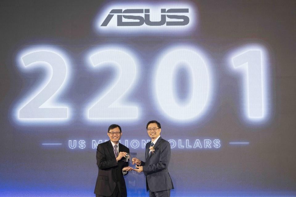 Asus Co-CEO S.Y. Hsu (right) receives award. (Asus photo)
