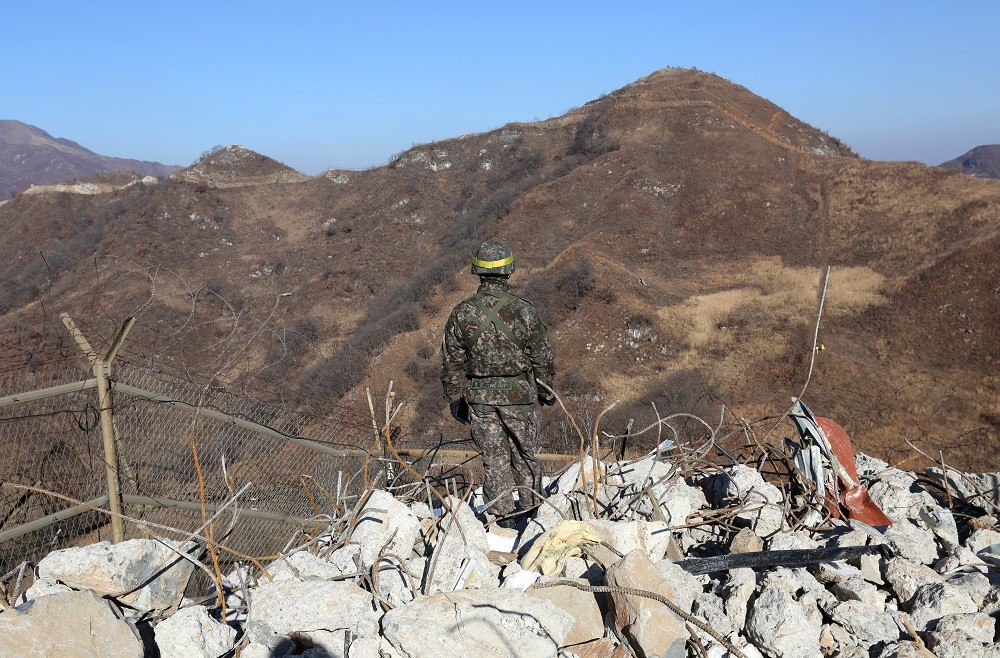 2018年12月12日，南韓士兵站在位於鐵原郡DMZ內一處已拆的除哨所（圖／路透社Ahn Young-joon）
