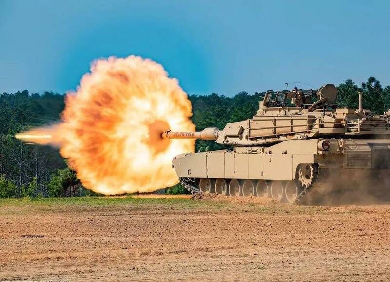 M1A2 fires projectile. (DIVDS photo)
