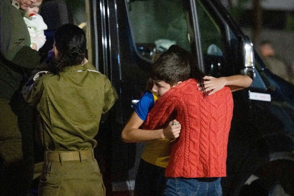 2023年11月27日，12歲男童艾坦（Eitan Yahalomi）被哈瑪斯釋放（圖／路透社＿ ISRAELI DEFENSE...