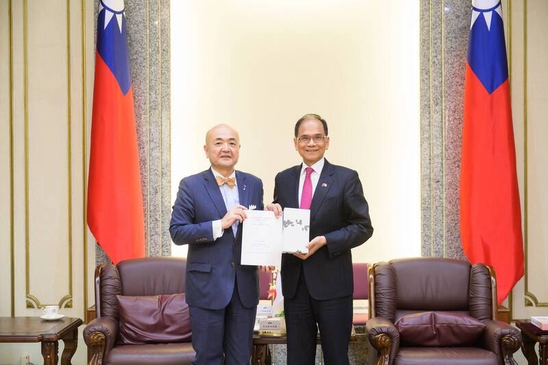 Japan representative to Taiwan Katayama Kazuyuki and Legislative Speaker You Si-kun. (Legislative Yuan photo)
