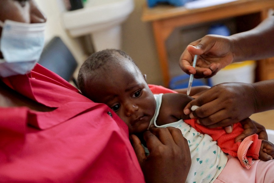 2022年7月1日，肯亞的嬰兒接種瘧疾疫苗。（圖／路透社）
