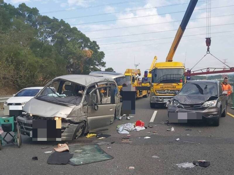 Power cable drops onto highway causing deadly accident. (CNA photo)
