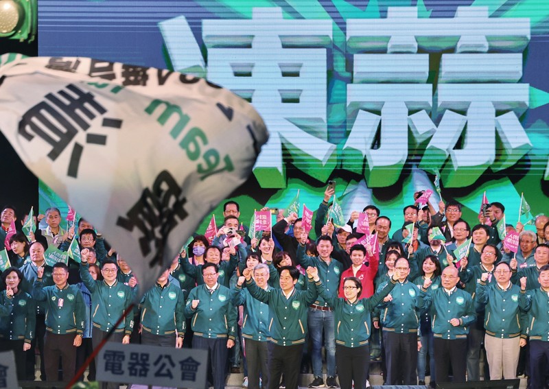 Presidential candidate Lai Ching-te and running mate Hsiao Bi-khim spoke to a large crowd in Taipei, Dec. 3. 
