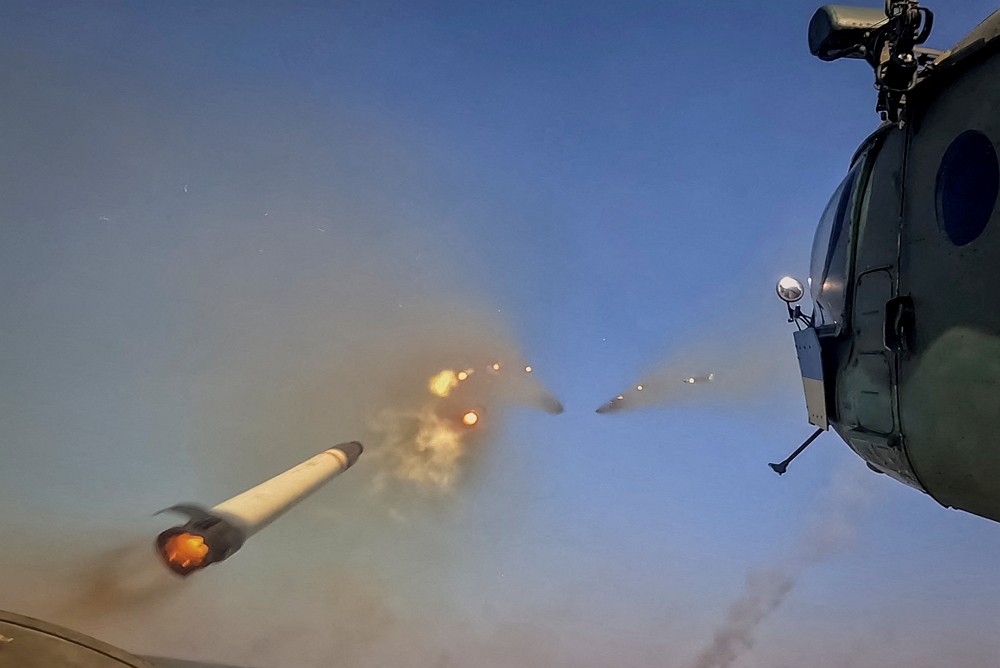 2023年9月29日，烏克蘭Mi-8直升機發射飛彈攻擊俄軍。（圖／路透社Anna Voitenko）
