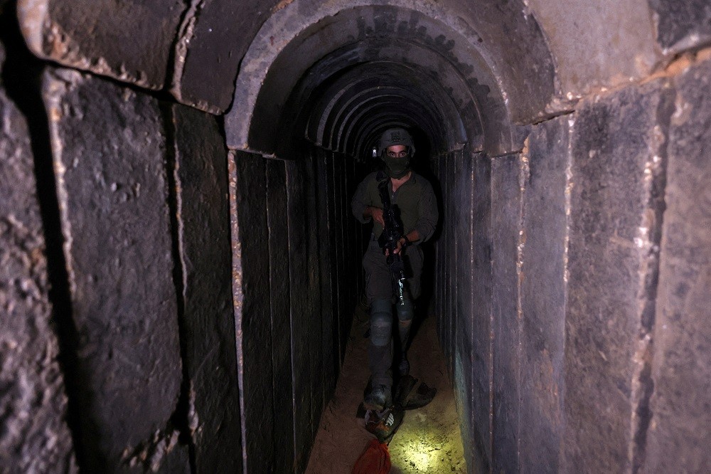 2023年11月22日，一名以色列軍人經過加薩走廊AI Shifa醫院下的地道（圖／路透社RONEN ZVULUN）
