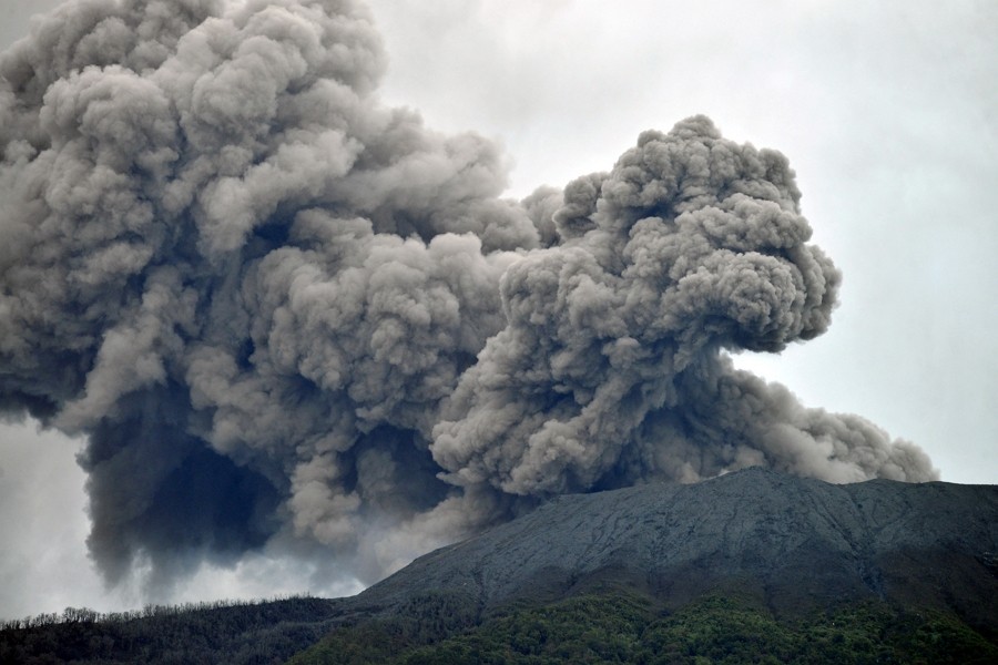 112年12月4日，印尼梅拉比火山（Marapi）噴發現況。（圖／路透社）
