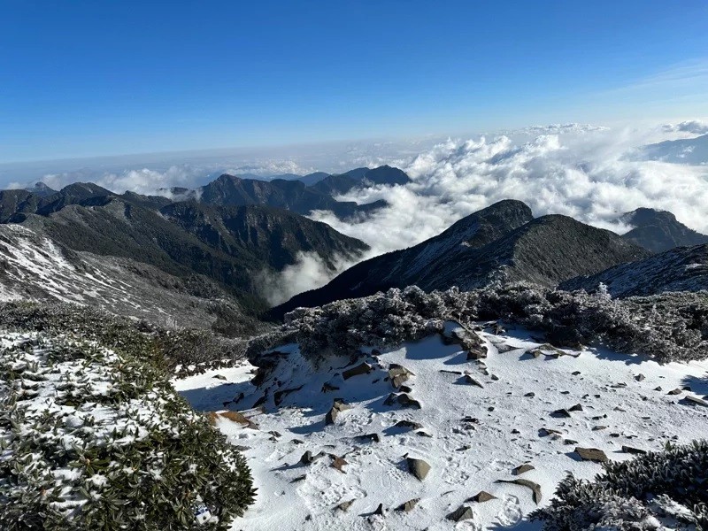 10 cm of snow recorded on Xueshan on Dec. 7. (Shei-Pa National Park Headquarters photo)
