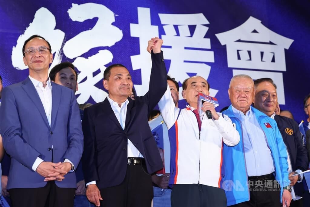 Former Legislative Speaker Wang Jin-pyng (third left) with KMT presidential candidate Hou Yu-ih (second left) on stage. 
