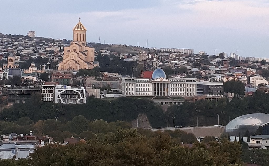 The Sameba Cathedral and the Presidential Palace in the Georgian capital of Tbilisi. (Wikicommons, Lorenz King photo)
