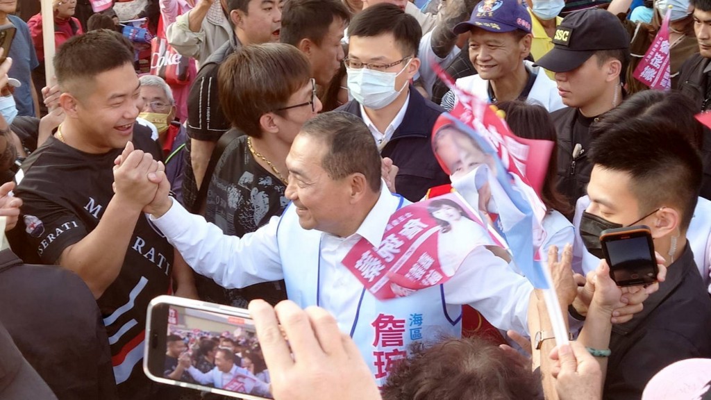 KMT presidential candidate Hou Yu-ih (center) campaigns in Chiayi County Saturday. 
