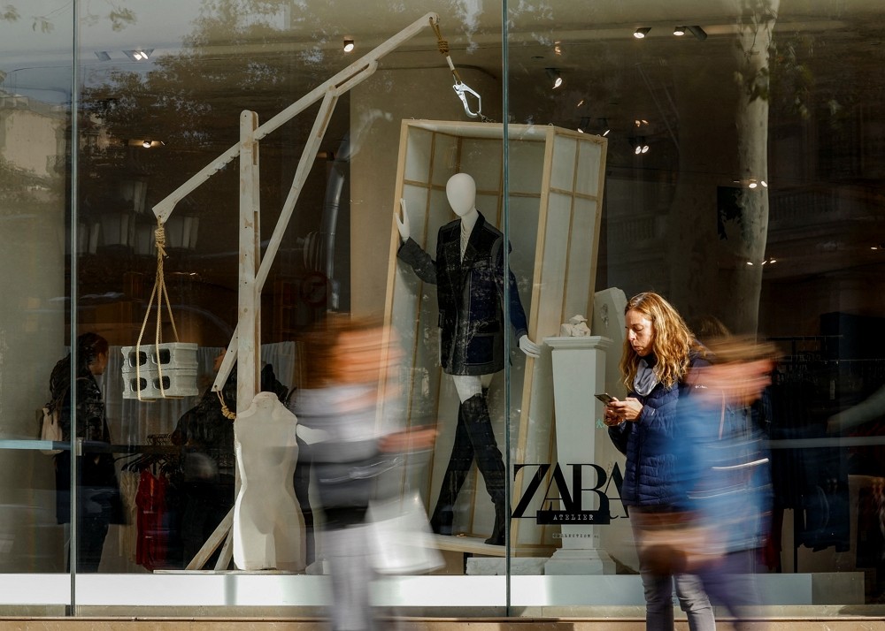 2023年12月11日，西班牙巴塞隆納Zara櫥窗。（圖／路透社Albert Gea）
