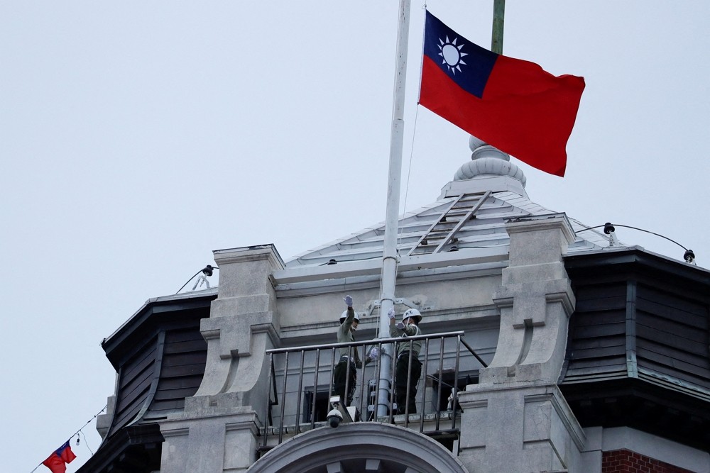 2023年10月10日，台灣國慶日總統府升旗。（圖／路透社Carlos Garcia Rawlins）
