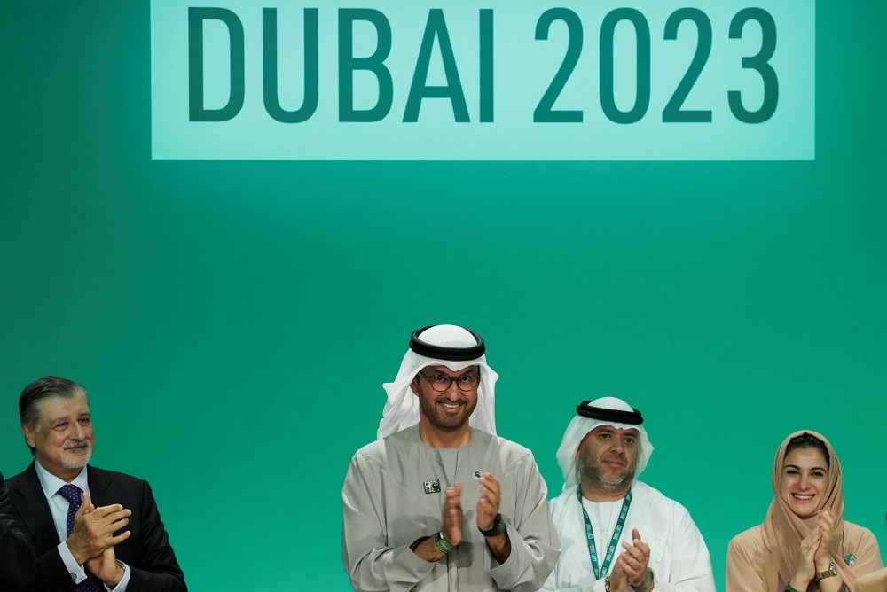2023年12月13日，杜拜COP28氣候大會達成協議，中為主席賈比爾。（圖／路透社Amr Alfiky）
