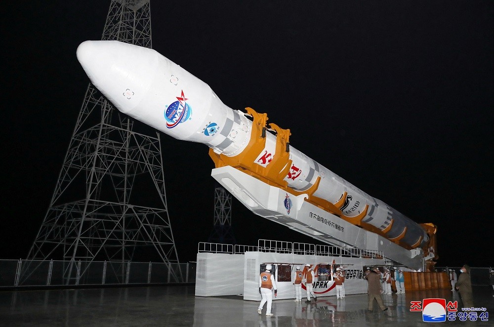 北韓一枚火箭搭載著一枚軍事偵察衛星「萬里鏡1號」，於2023年11月21日發射成功（圖／KCNA via 路透社）
