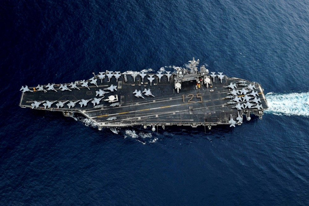 2018年4月1日，美國航母西奧多·羅斯福號行經麻六甲海峽。（圖／路透社U.S. Navy）
