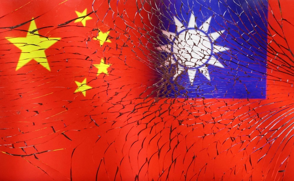 2023年4月11日，台灣、中國國旗示意圖。（圖／路透社Dado Ruvic）
