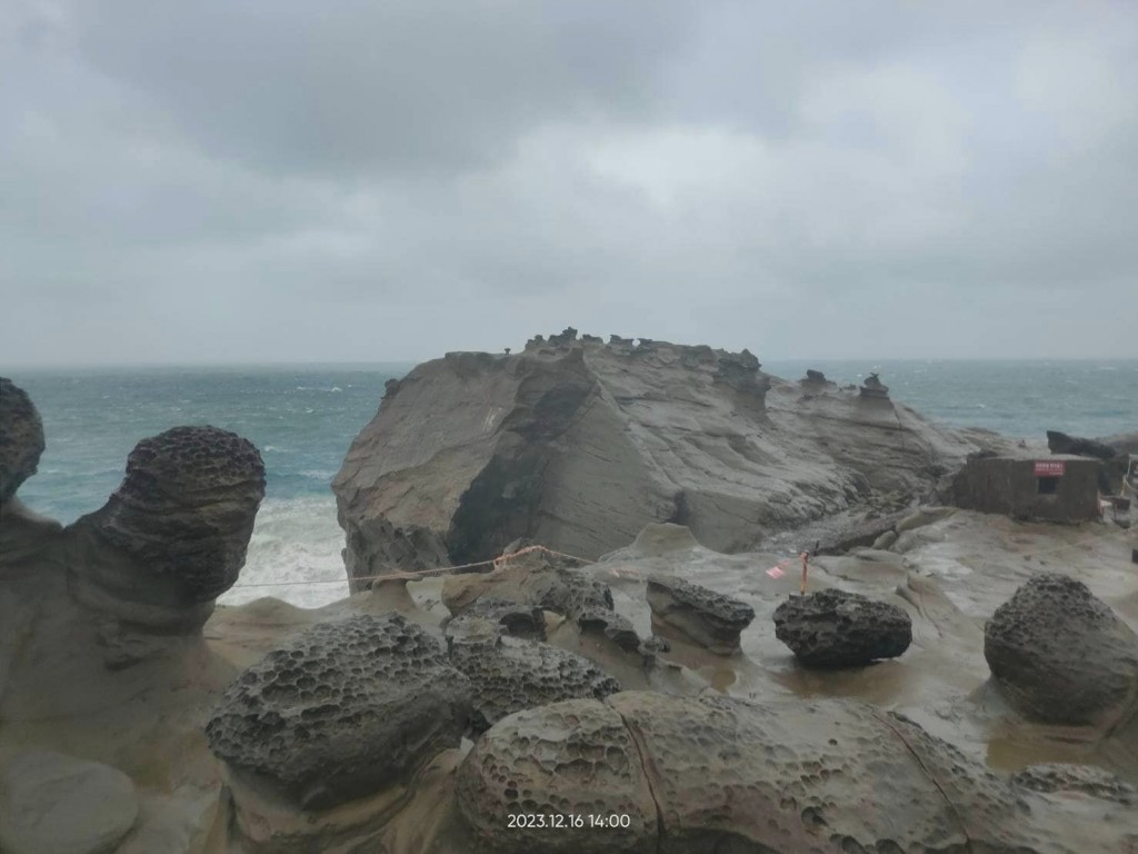東北角海岸著名自然景觀「象鼻岩」於昨（16）日下午傳出象鼻被打斷落入海中。（圖／新北市瑞芳區公所）
