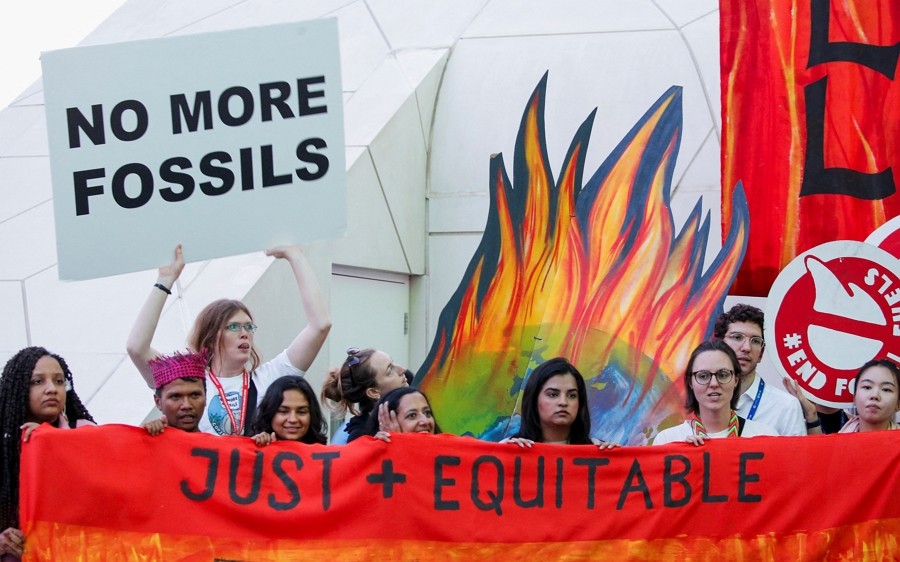 環團、倡議團體在COP28場外疾呼，呼籲已開發國家帶頭擺脫化石燃料。（圖／路透社）
