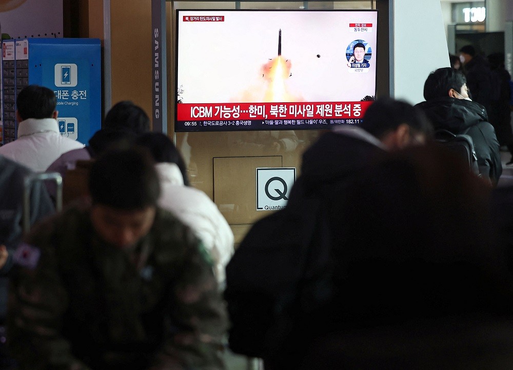 2023年12月18日，南韓首爾地鐵站電視牆播放北韓發射飛彈的新聞（圖／韓聯社via路透社）
