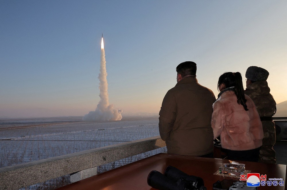2023年12月18日，金正恩親自視察洲際彈道飛彈「火星-18」發射訓練（圖／KCNA via 路透社）
