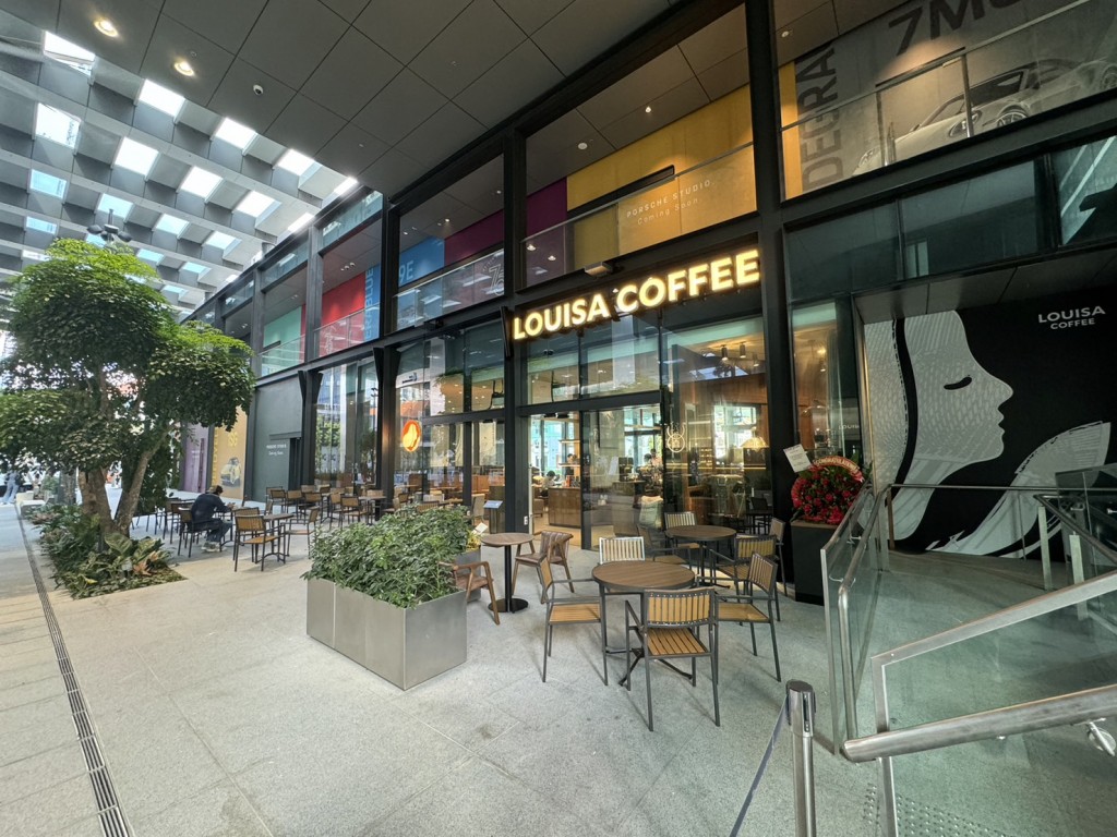 LOUISA路易莎咖啡的新加坡旗艦店-國浩城中城（Guoco Midtown）位在中央商務區的新核心黃金地段。（圖／LOUISA路易莎咖啡...