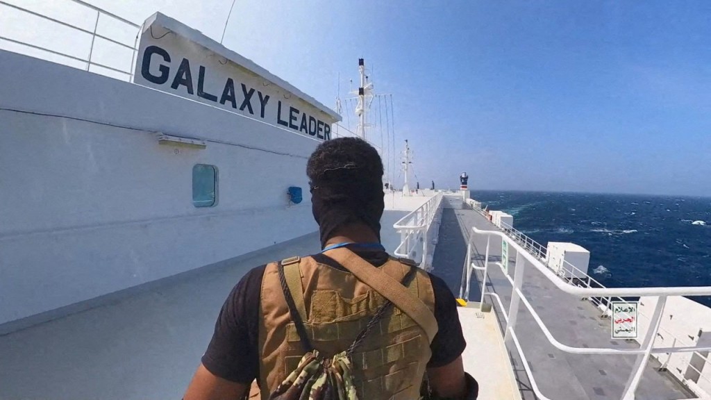 一名葉門反政府武裝胡希青年運動組織武裝分子站在貨船 Galaxy Leader甲板上 （圖／路透社）

