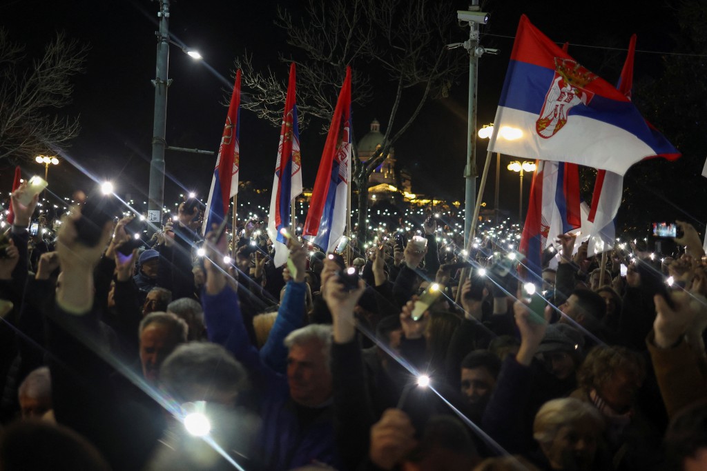 塞爾維亞首都貝爾格勒數千人上街抗議選舉不公（圖／路透社Marko Djurica）
