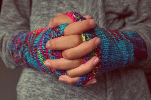戴手套取暖示意圖。（圖／pixabay）
