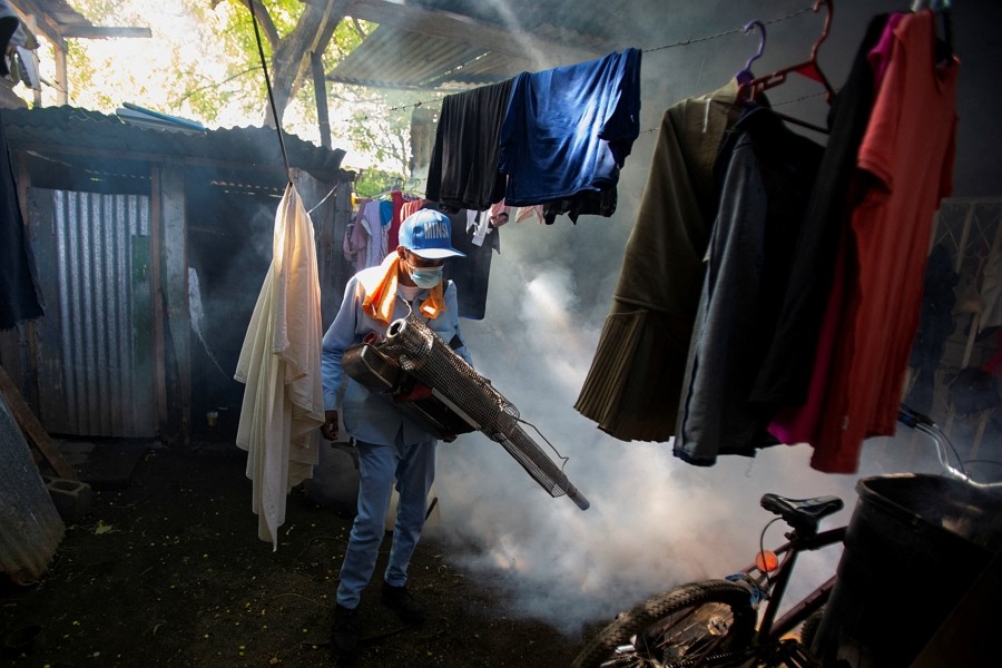 2023年11月27日，尼加拉瓜衛生人員為民宅噴灑化學藥劑以防範登革熱擴散。（圖／路透社）
