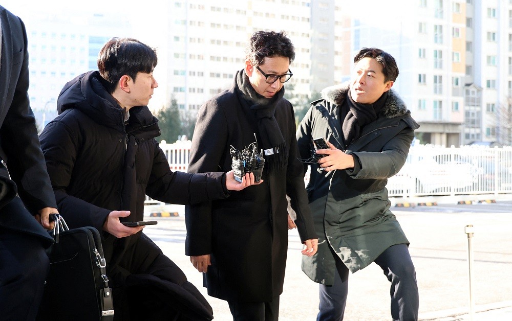 2023年12月23日，南韓演員李善均前往仁川警察廳接受調查（圖／YONHAP via 路透社）
