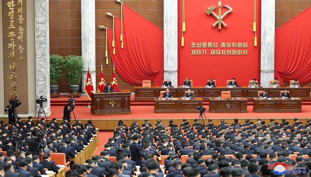 2023年12月28日，金正恩於第8屆第9次全體會議上發表演說（圖／KCNA via 路透社）
