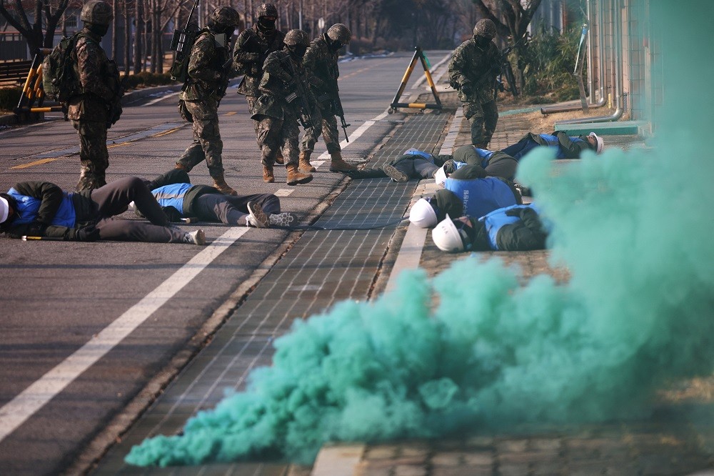 2023年12月27日，南韓1000多名軍警及緊急應變人員進行防禦演習，模擬北韓對首爾發動攻擊（圖／路透社KIM HONG-JI）
