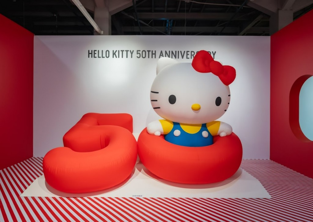 
「Hello Kitty 50週年紀念區」特別打造50週年Logo立體裝置。（圖／時藝多媒體)

