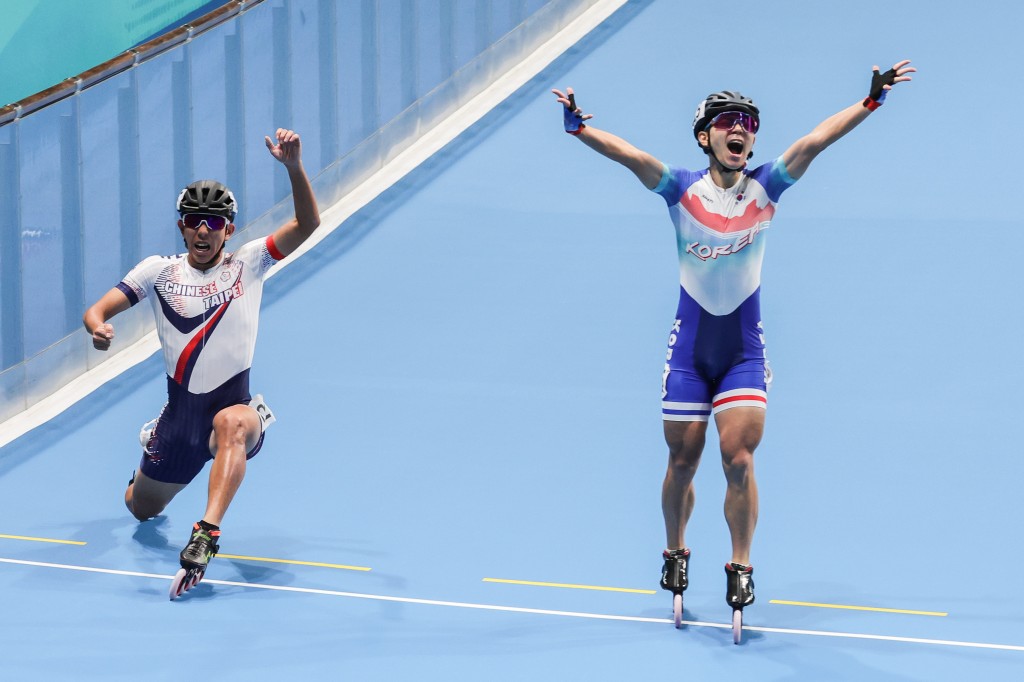 Huang Yu-lin (left) lunges to cross finish line first as South Korean opponent celebrates win too early. 

