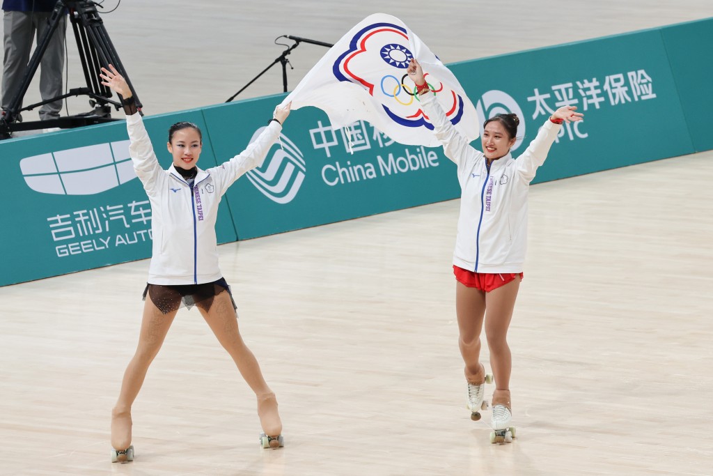 Zhang Zhi-ru and Hong Xiao-qing celebrate winning at Asian Games in Hangzhou, China. (CNA photo)
