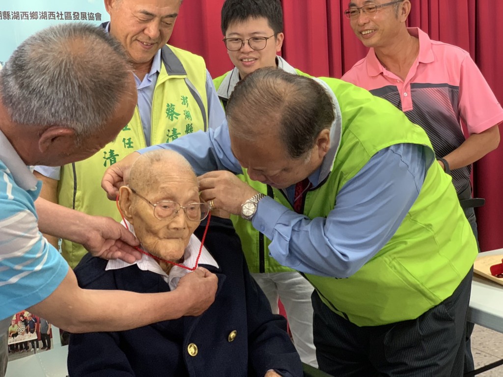 106-year old man celebrated on Senior's Day in Taiwan. (CNA photo)
