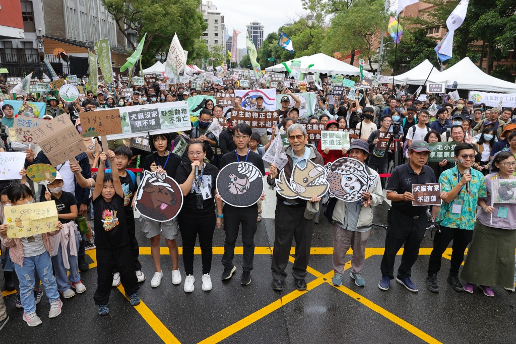 Large crowd march for rights of wildlife in Taipei. (CNA photo)

