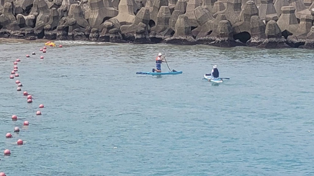 The pair paddle outside the cordon on Thursday. (CNA photo)
