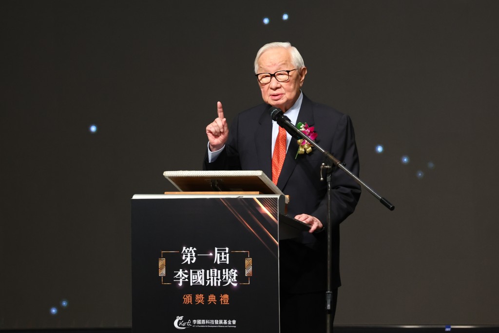 TSMC founder Morris Chang gestures during his acceptance speech for the first Li Kwoh-Ting Award. CNA photo)  
