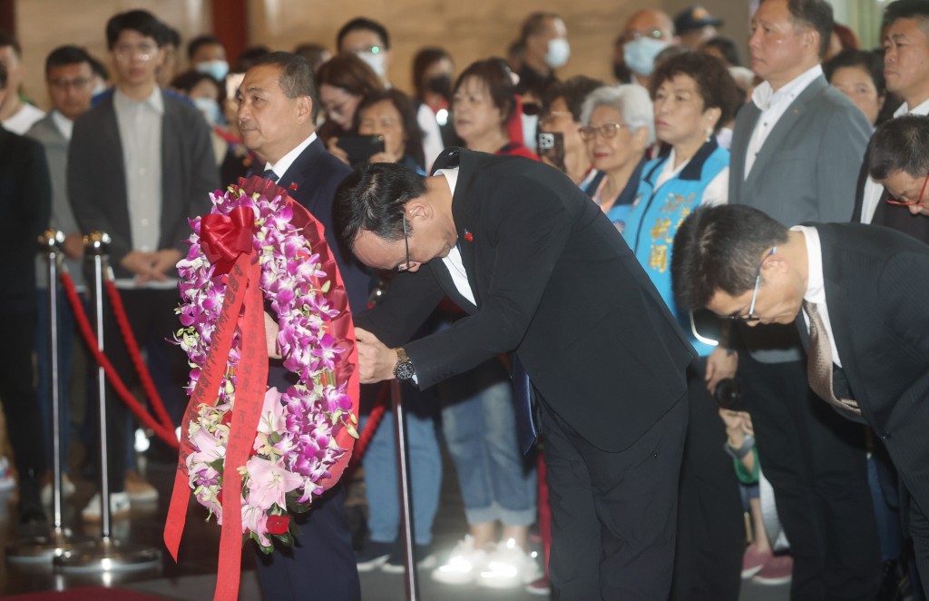 Eric Chu commemorates Sun Yat-sen alongside Hou Yu-ih on Sunday. (CNA photo)

