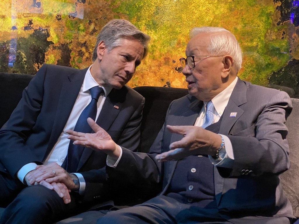Morris Chang (right) talks with Antony Blinken during APEC summit on Nov. 16, 2023. (CNA photo)
