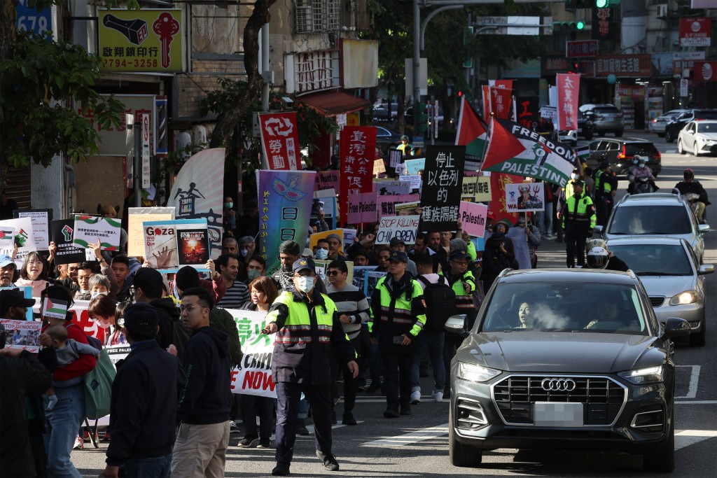Protesters march towards the American Institute in Taiwan in support of a ceasefire in Palestine on Saturday. (CNA photo)
